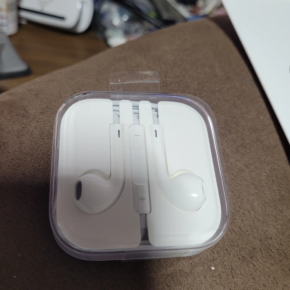 Apple IPhone 6 Earpods With Remote And Mike Lightning To USB Cable